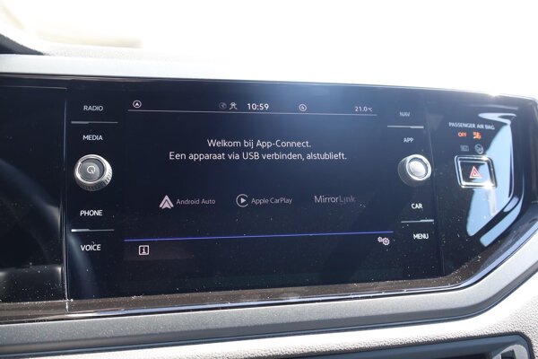 Apple Carplay/Android Auto Apple Carplay/Android Auto