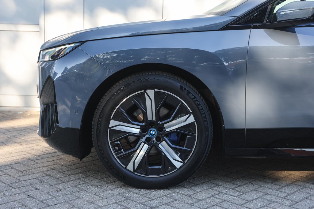 BMW iX 4