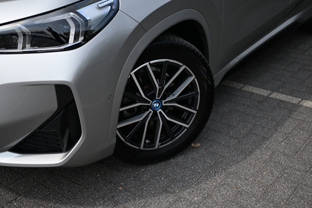 BMW iX1 13