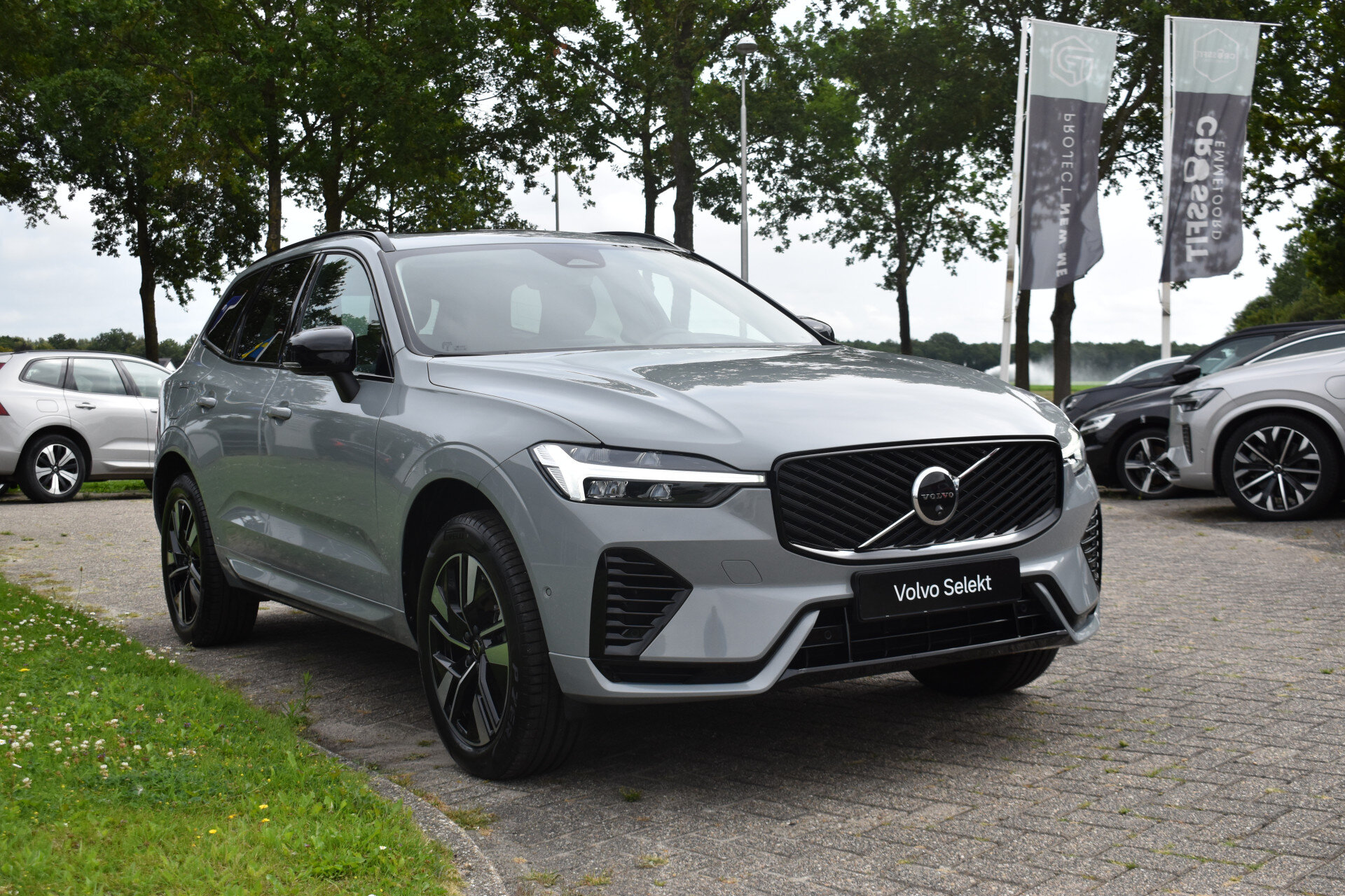 Volvo XC60 T6 AWD 350PK Plug-in Hybrid Plus Dark - Afbeelding 2