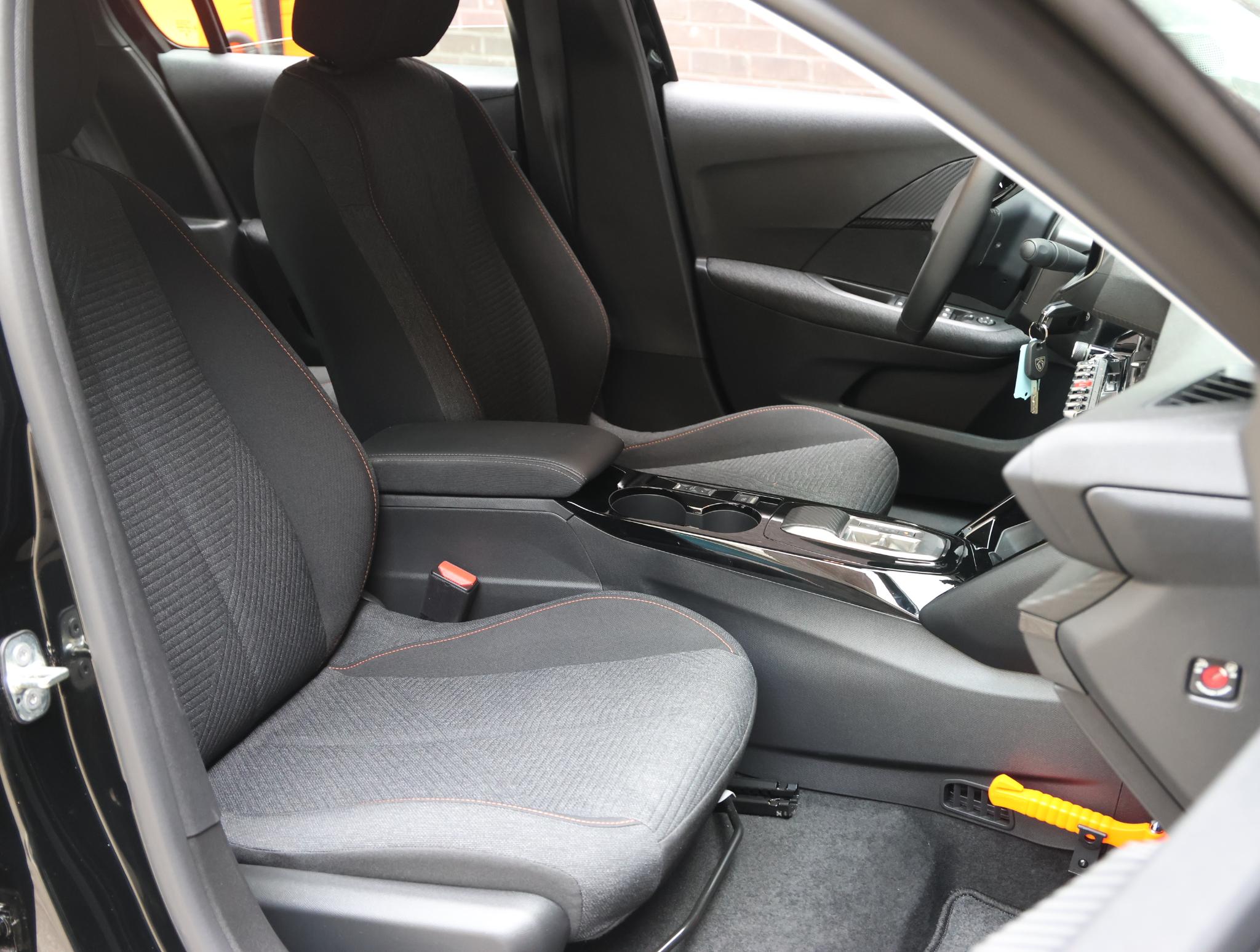 Peugeot e-208