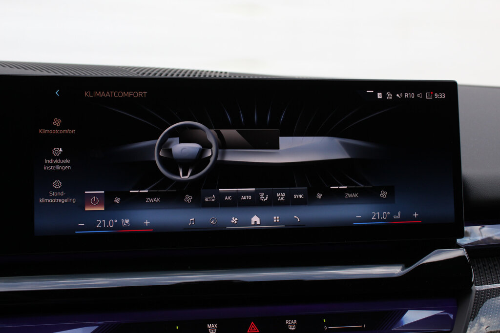 BMW i5 28