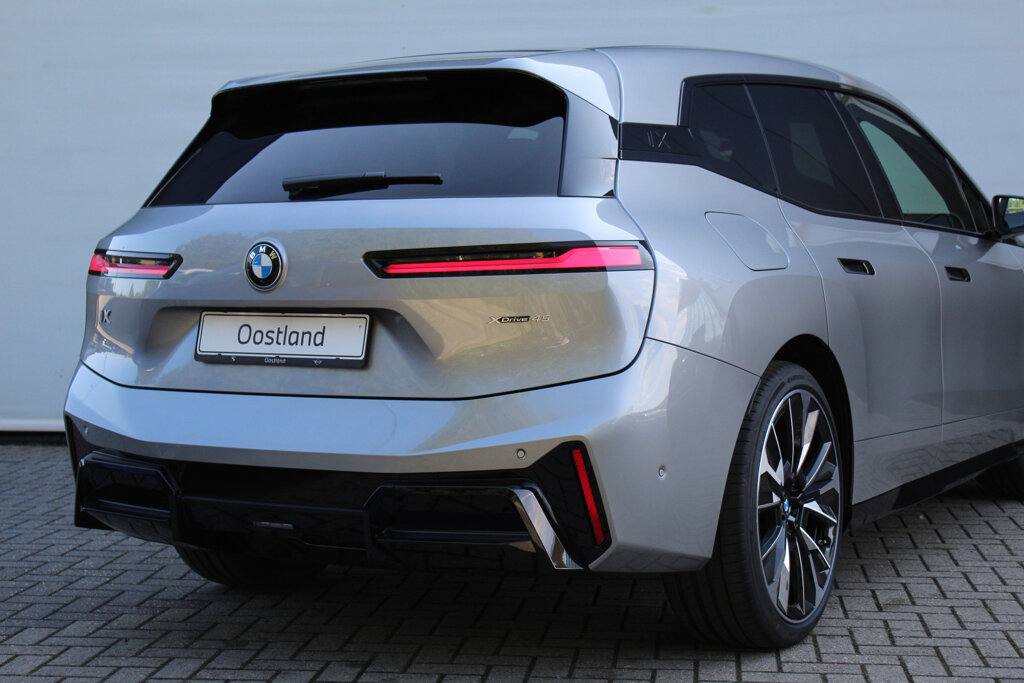 BMW iX 13