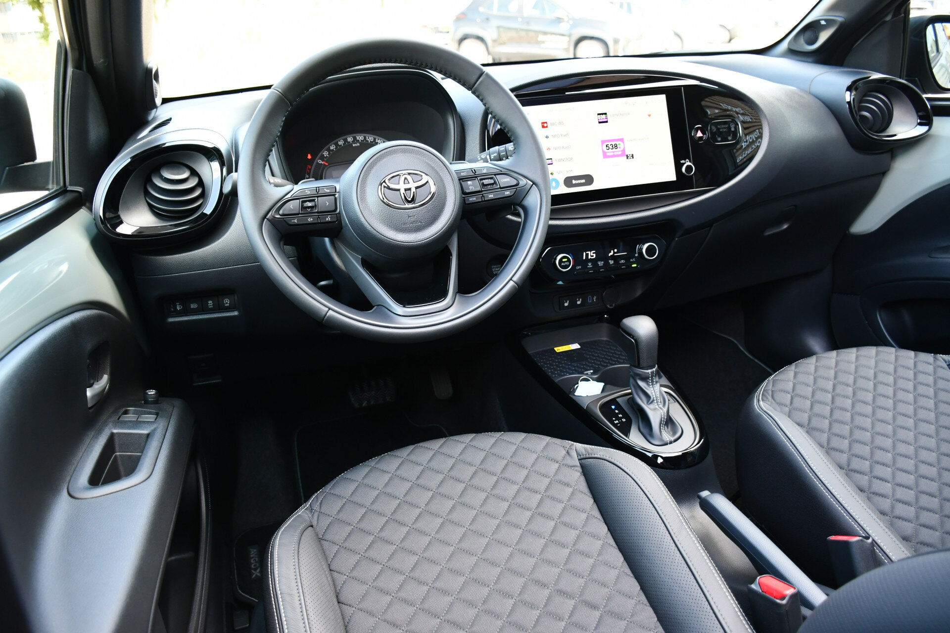 Toyota Aygo X 1.0 VVT-i S-CVT Premium Automaat 72pk - Afbeelding 2