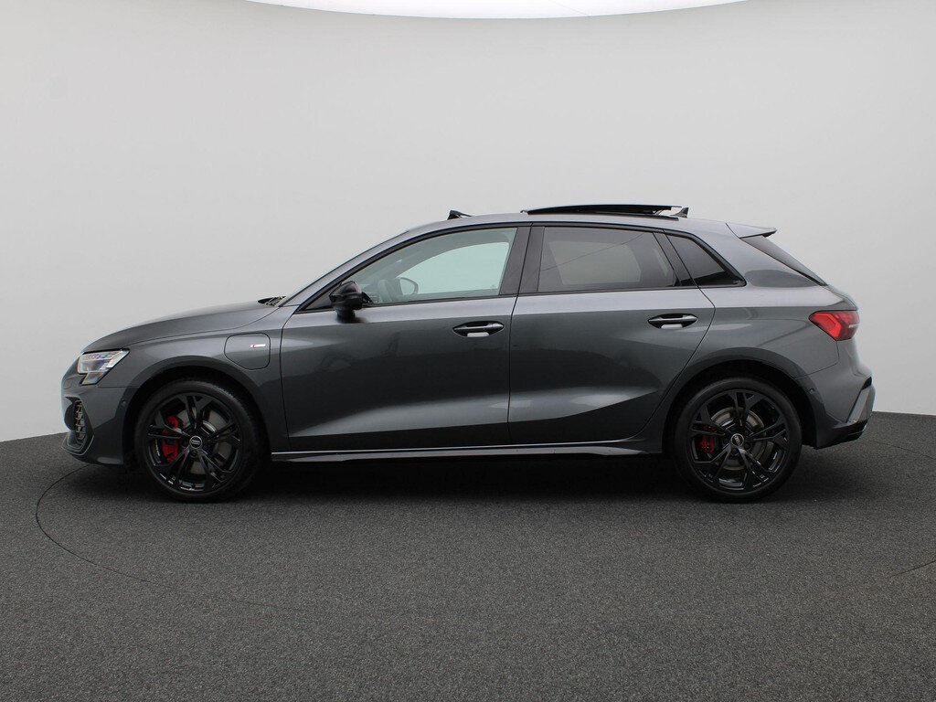 Audi A3 Sportback 45 TFSI e S edition Competition 272PK S-Tronic S-Line, Pano-Schuifdak, Memorystoel, Achteruitrijcamera, Matrix LED-verlichting, Leder, Elektr. Achterklep, Keyless, 18" LM Velgen - Afbeelding 3