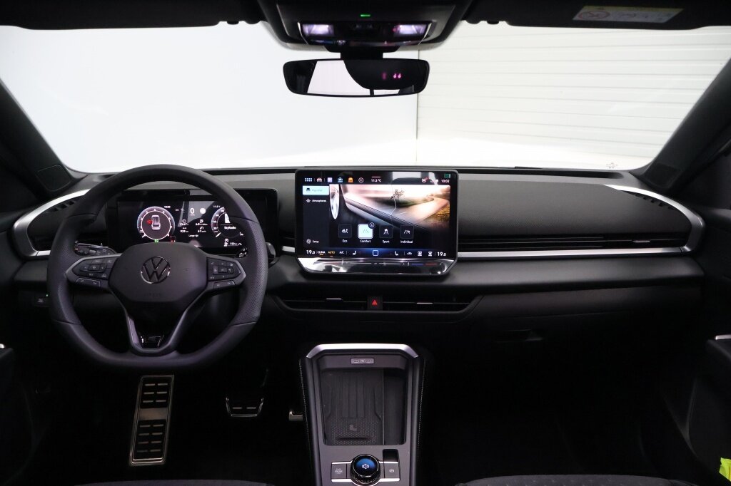 Volkswagen T-Roc 1.5 eTsi R-Line First Edition 150PK DSG Pano-Schuifdak | Trekhaak | Black Style | 20" LM Velgen | Keyless |Side Asisst |Matrix LED-Verlichting | Achteruitrijcamera - Afbeelding 2