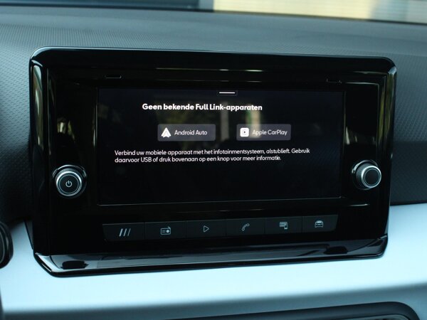 Apple Carplay/Android Auto Apple Carplay/Android Auto
