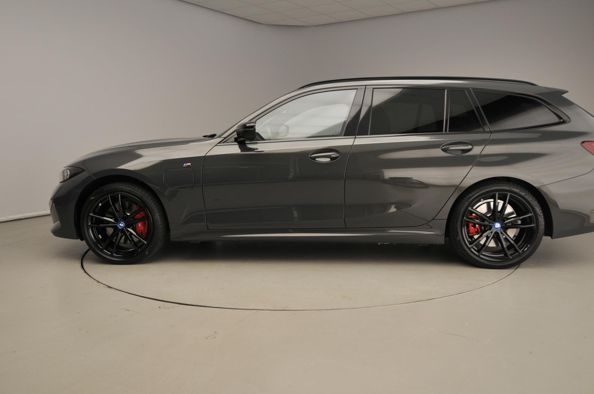 BMW 3 Serie Touring 330e xDrive - Afbeelding 2