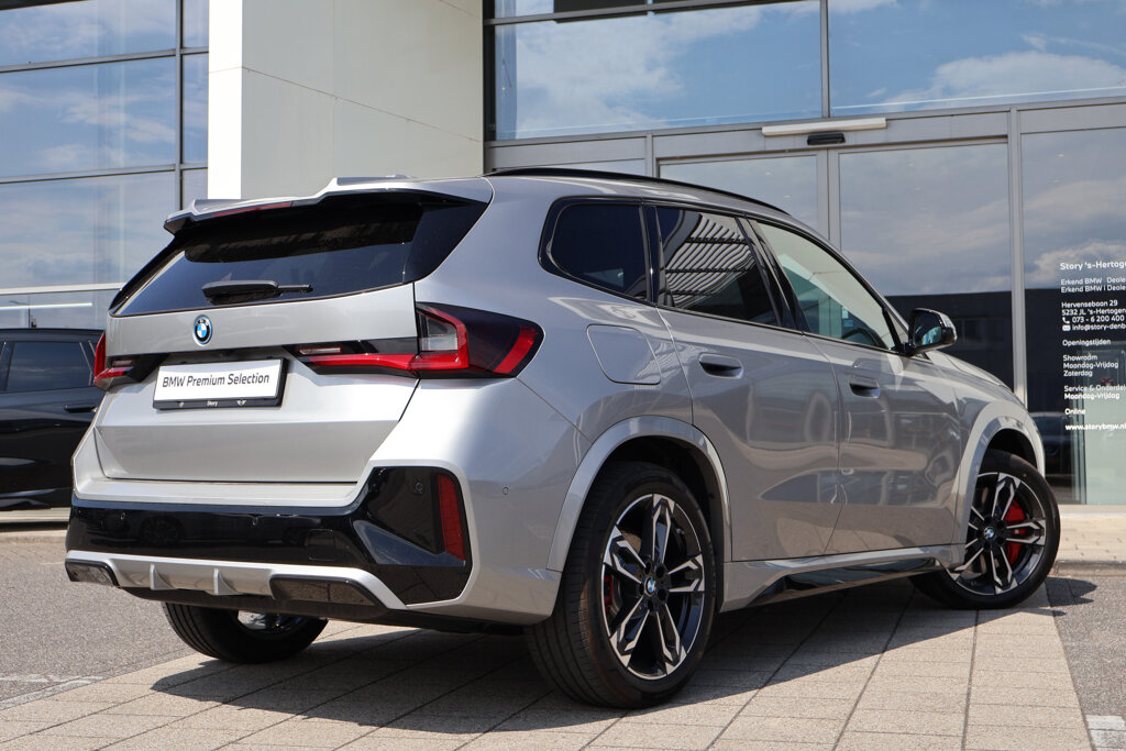 BMW iX1 12