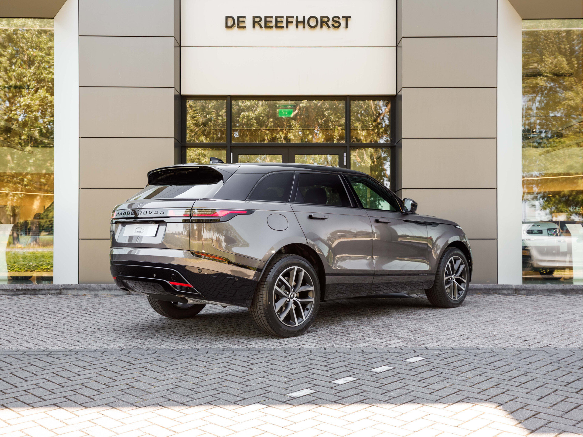 Land Rover Range Rover Velar 2.0 P400e AWD Belgravia Edition PHEV - Afbeelding 2
