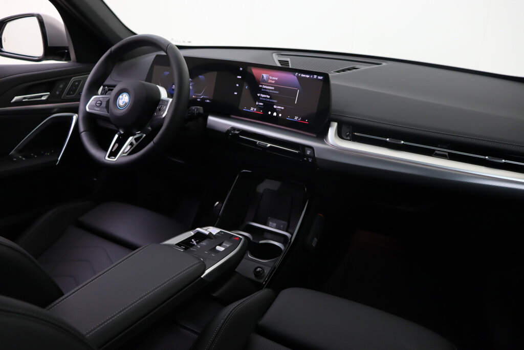 BMW iX1 12