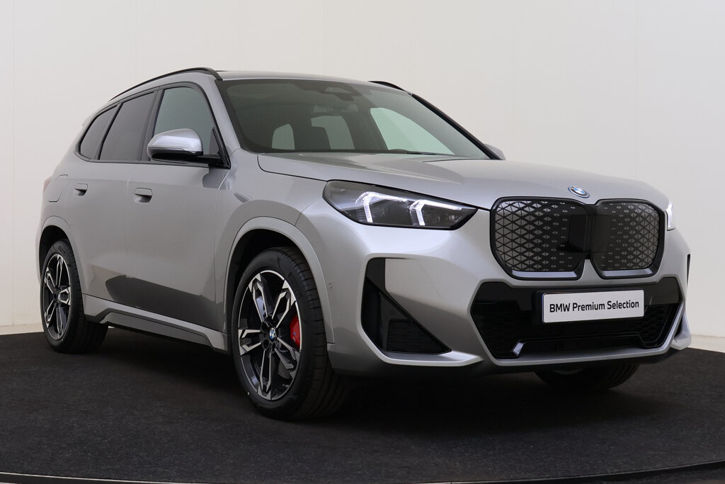 BMW iX1 13
