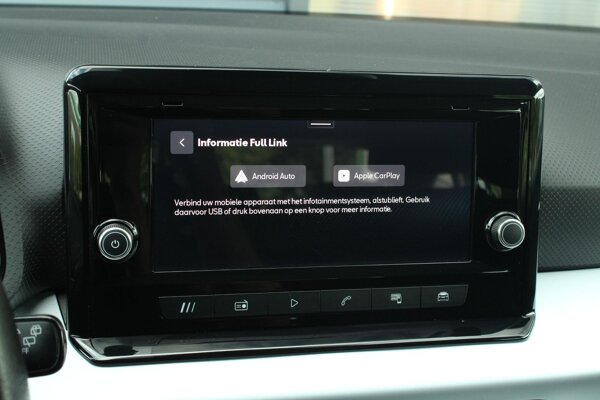 Apple Carplay/Android Auto Apple Carplay/Android Auto