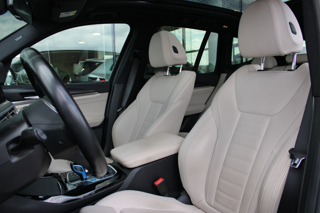 BMW iX3 12