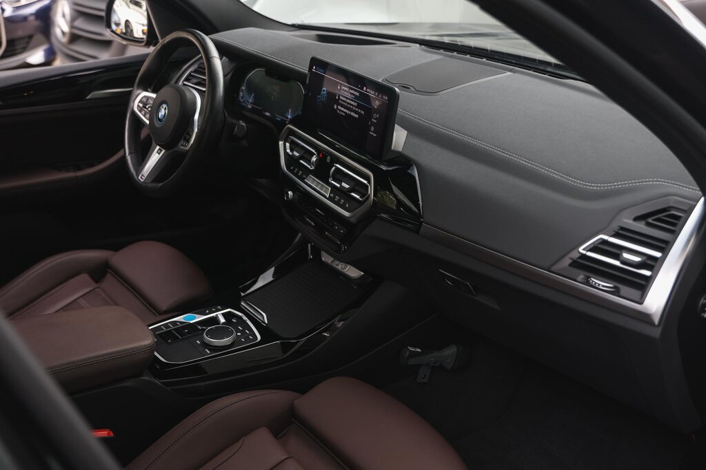 BMW iX3 11
