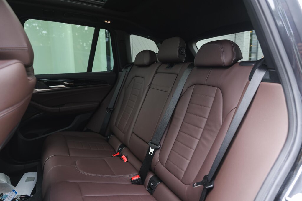 BMW iX3 12