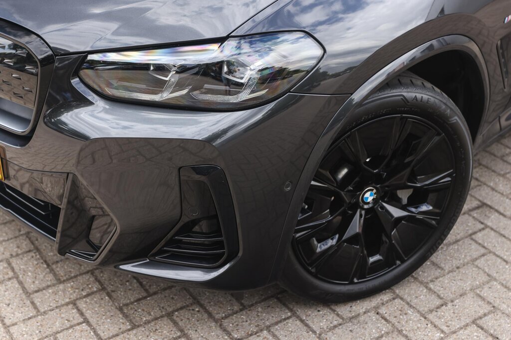 BMW iX3 33