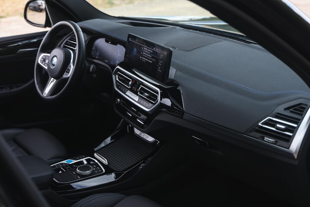 BMW iX3 11
