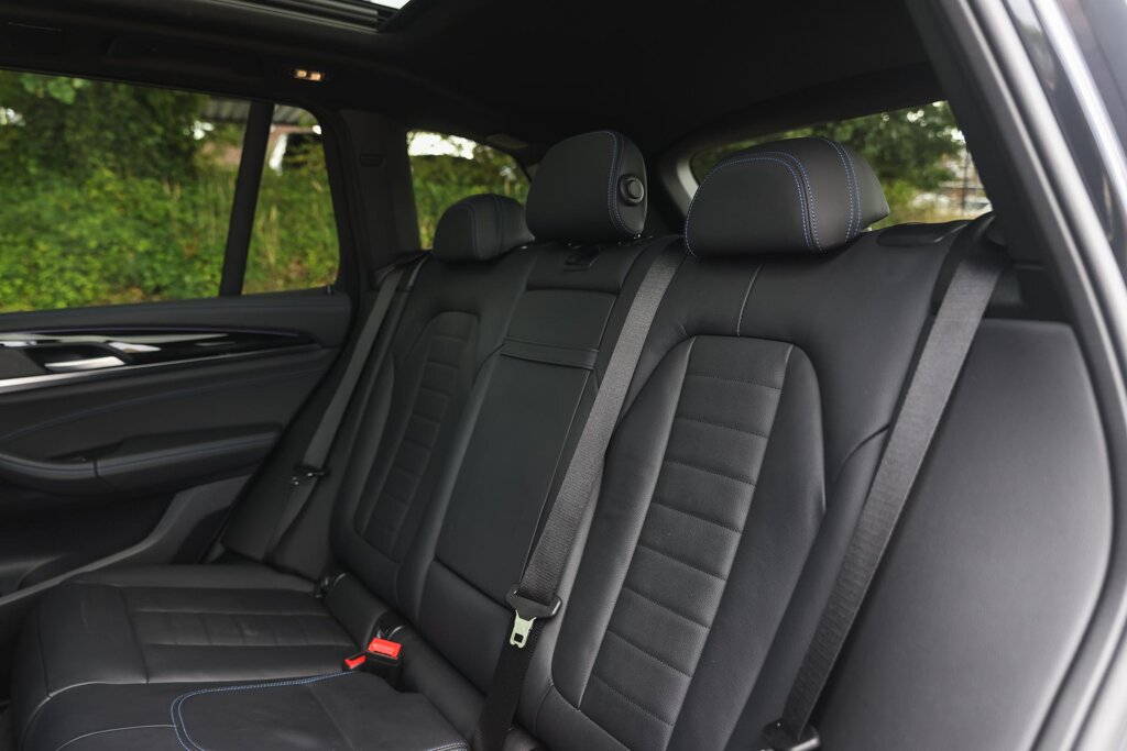 BMW iX3 12