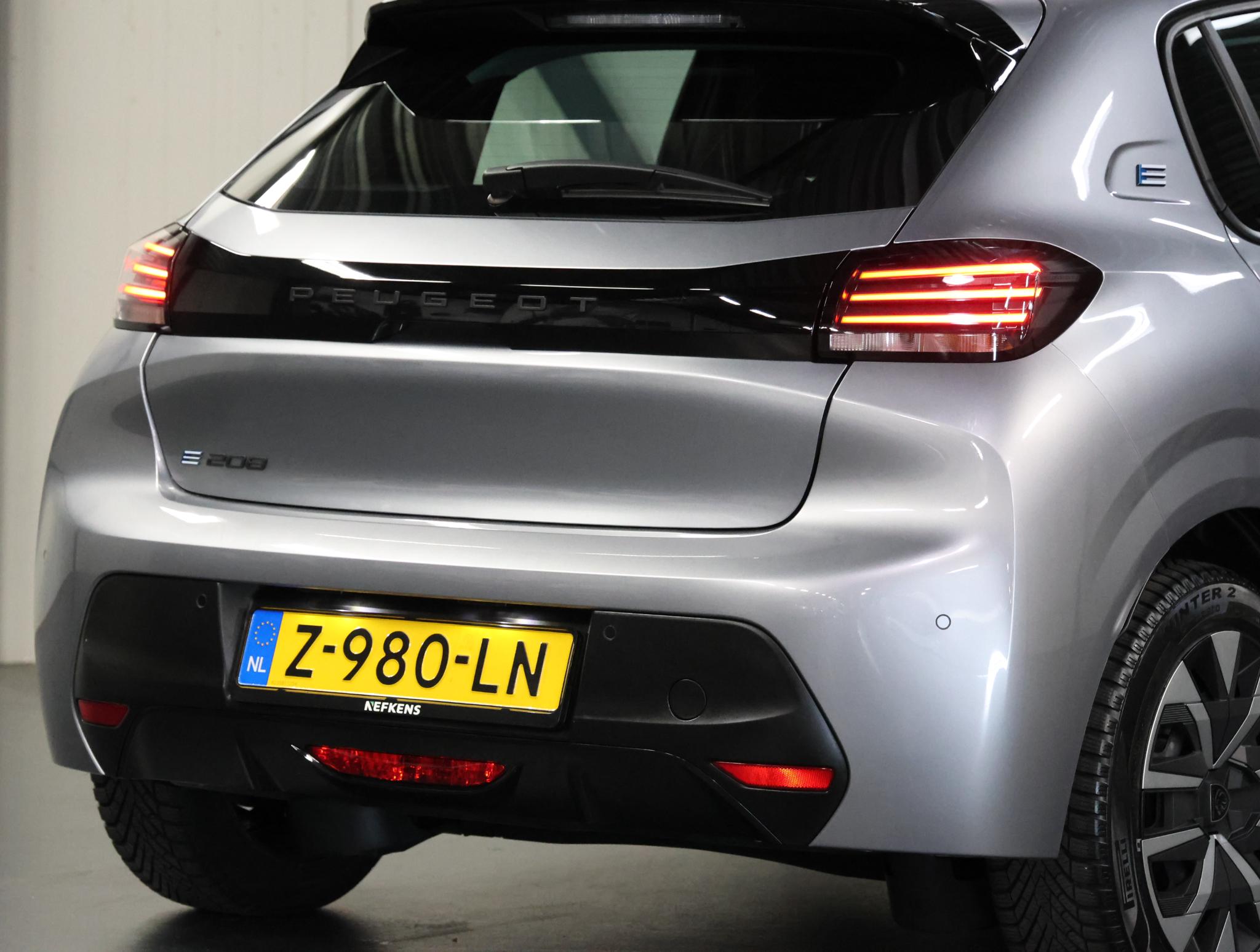 Peugeot e-208