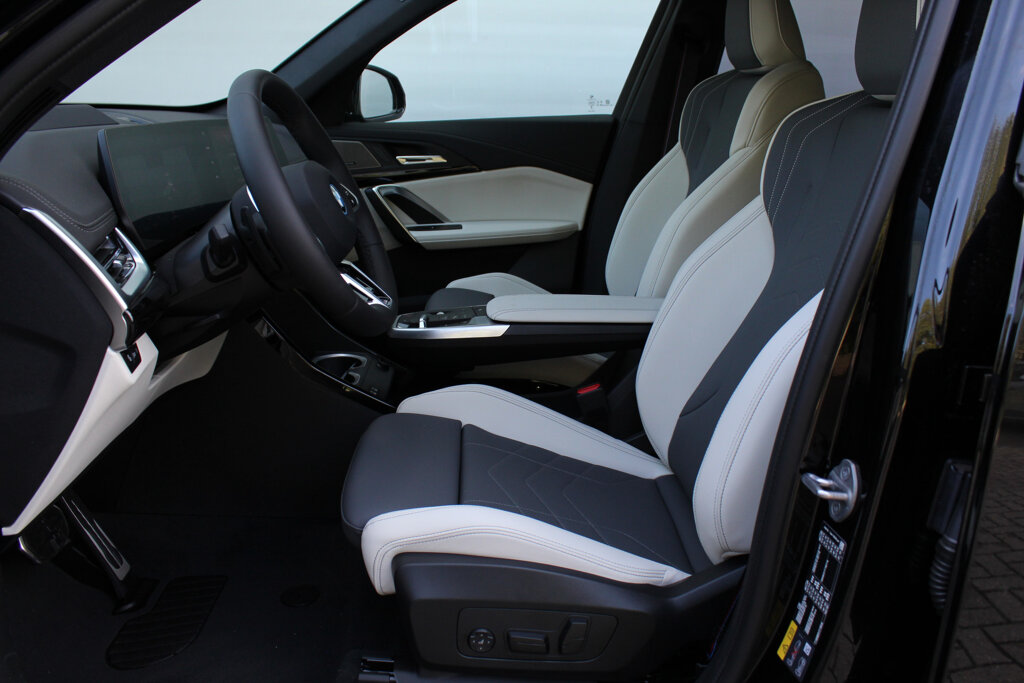 BMW iX1 12