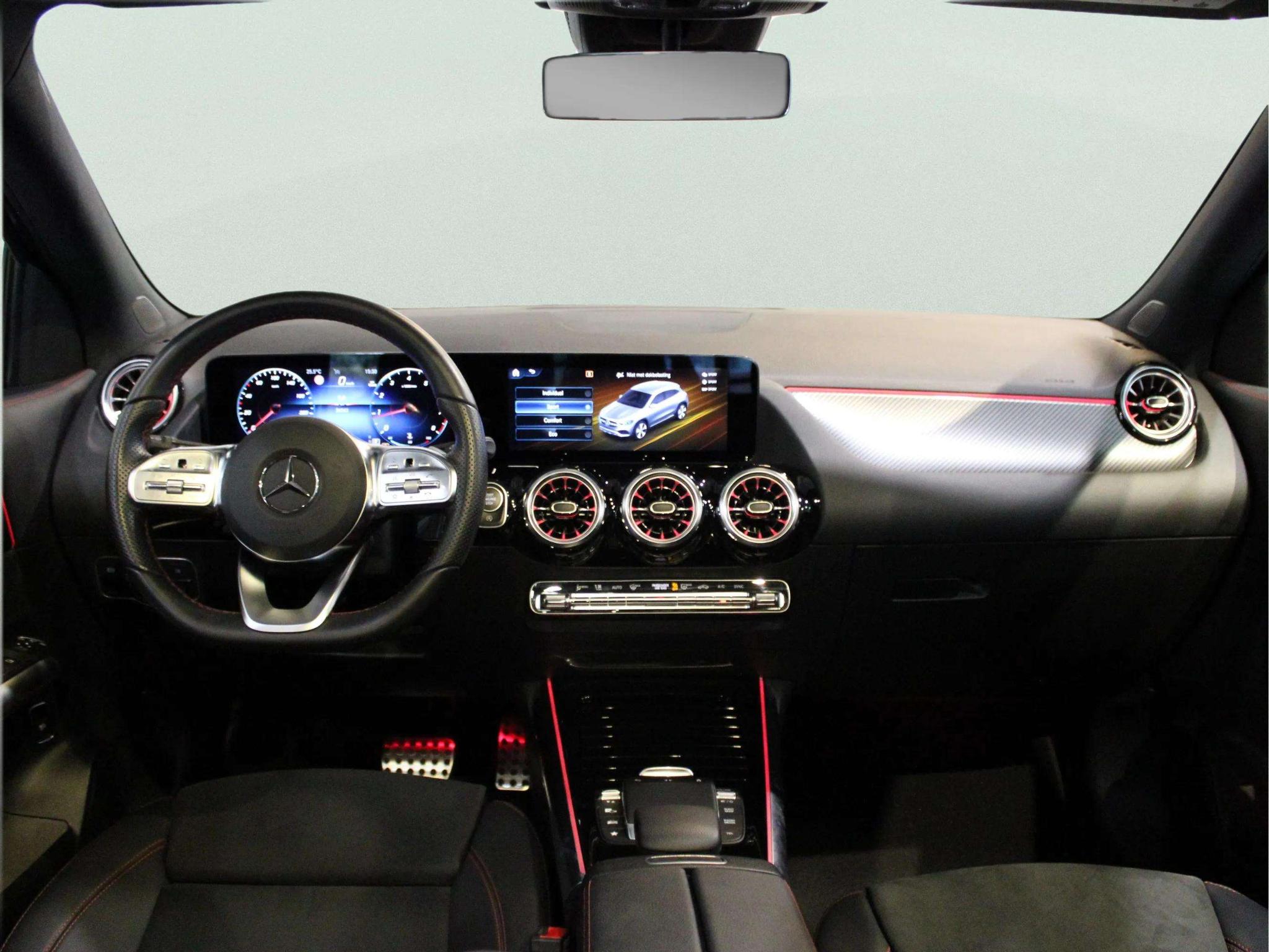 Mercedes-Benz GLA 180 AMG Line - Afbeelding 3