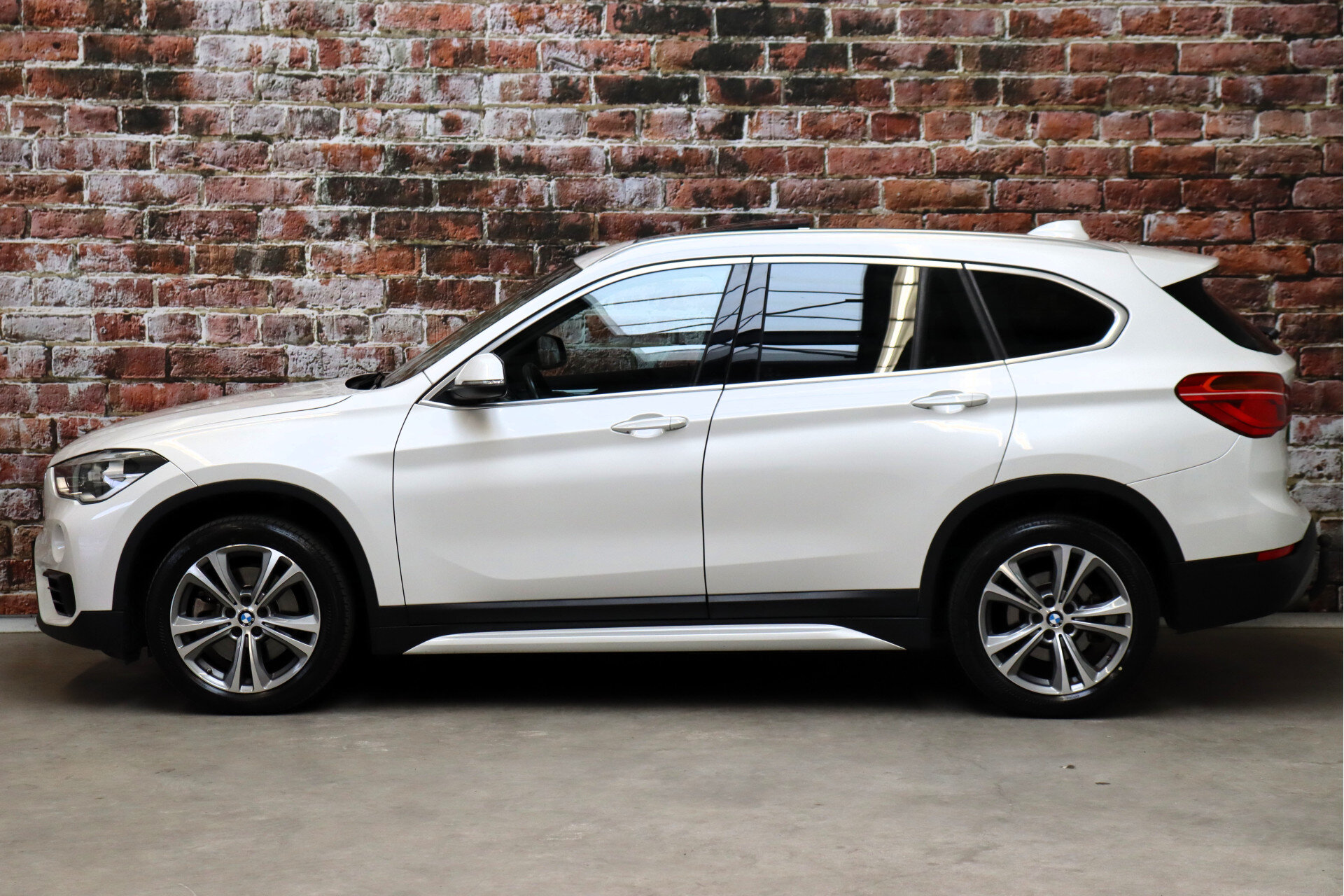 BMW X1 sDrive20i Executive Sport Line Automaat - Afbeelding 3