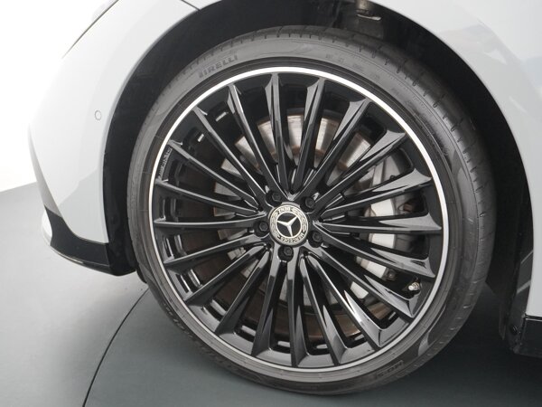 21" multispaakse lichtmetalen AMG-velgen in glanzend zwarte afwerking 21" multispaakse lichtmetalen AMG-velgen in glanzend zwarte afwerking