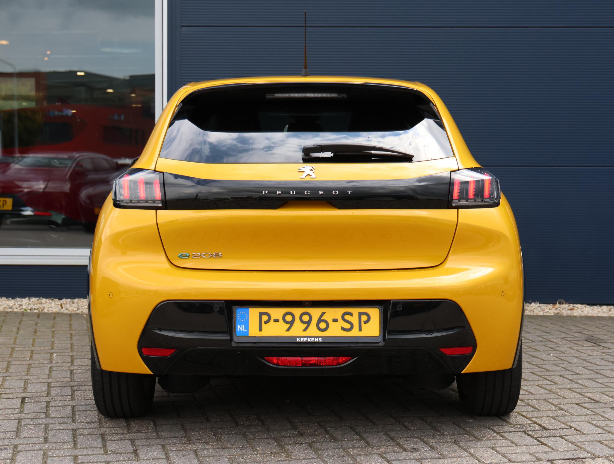 Peugeot e-208