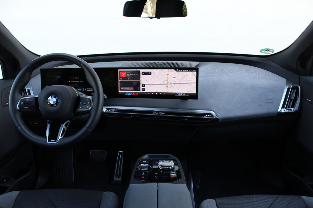BMW iX 13