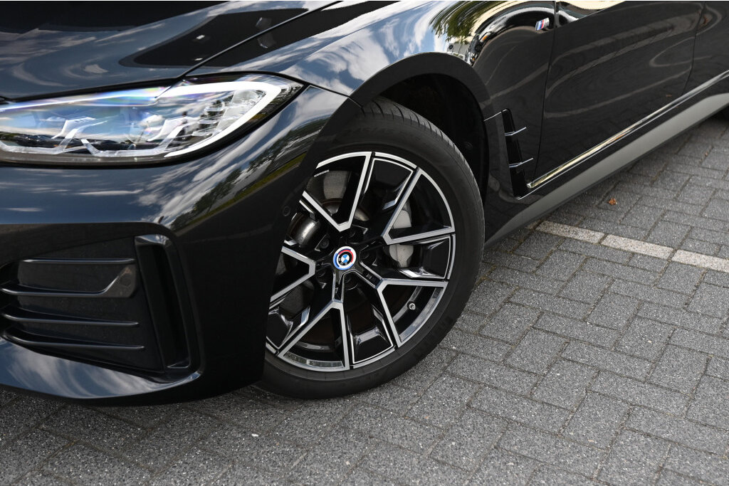 BMW i4 12