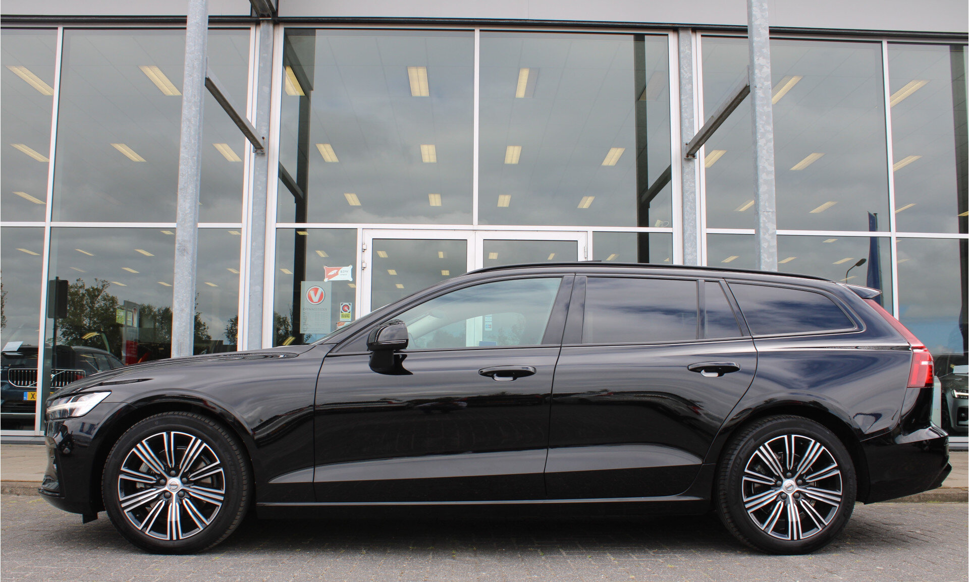 Volvo V60 B4 198PK Automaat Plus Dark - Afbeelding 2