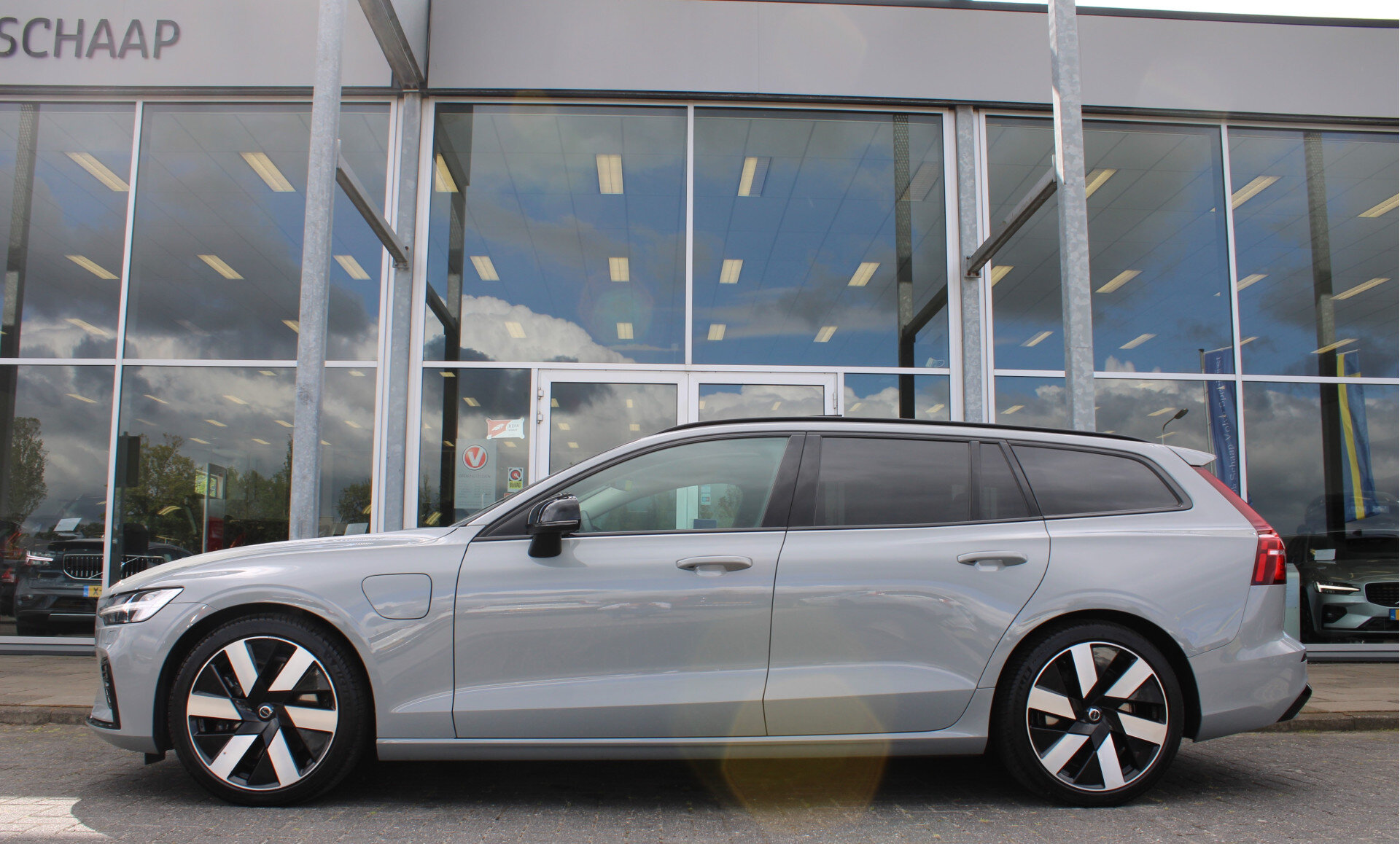 Volvo V60 T8 455PK Automaat Plug-in hybrid AWD Ultra Dark - Afbeelding 2