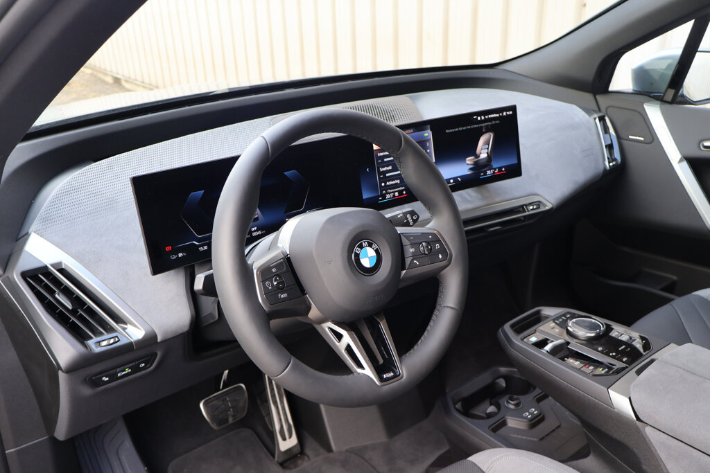 BMW iX 13