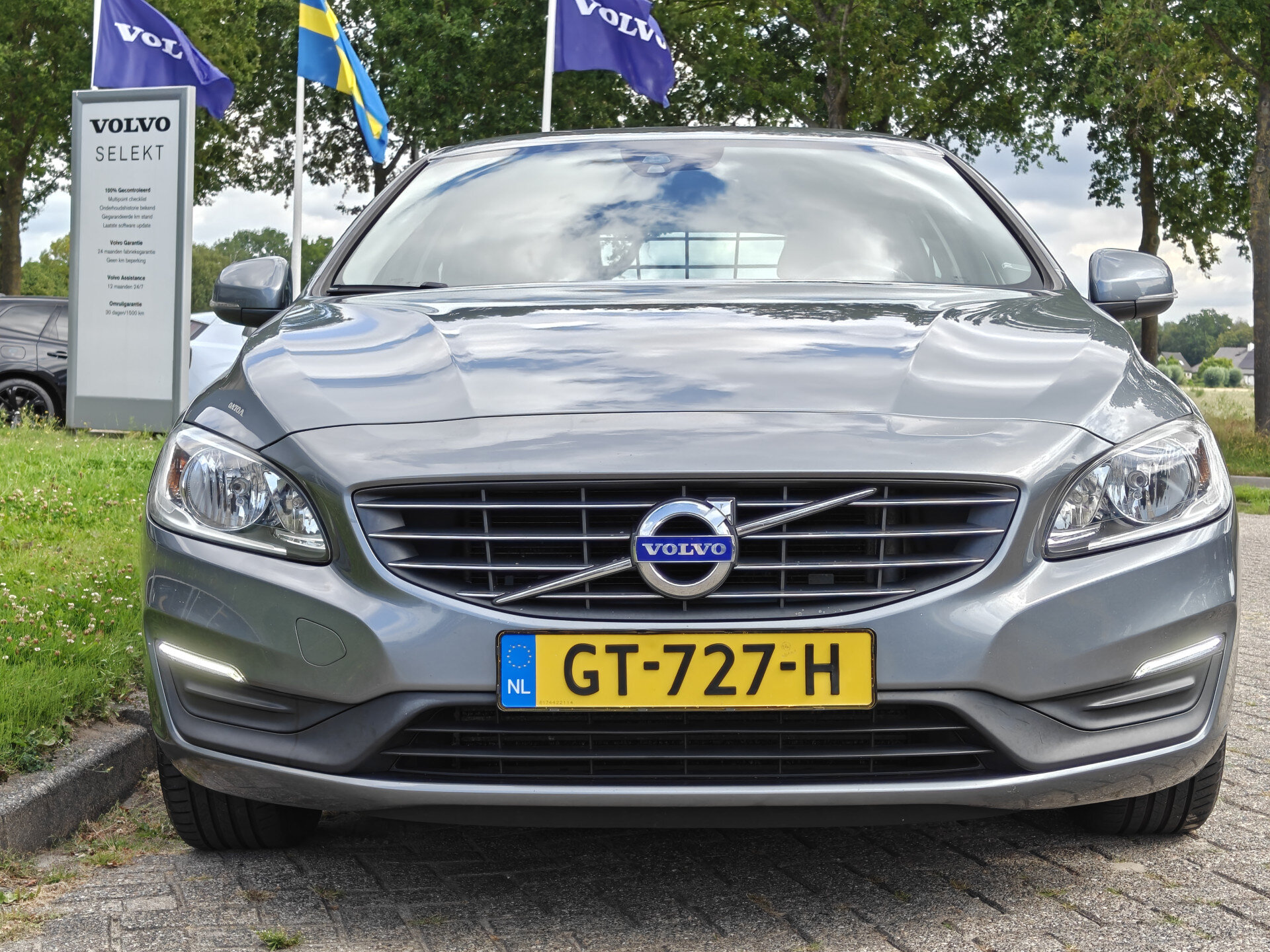 Volvo V60 T3 152PK Automaat Momentum - Afbeelding 2
