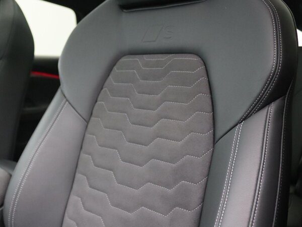 Dinamica Frequenz microvezelstof en leder met S-logo's