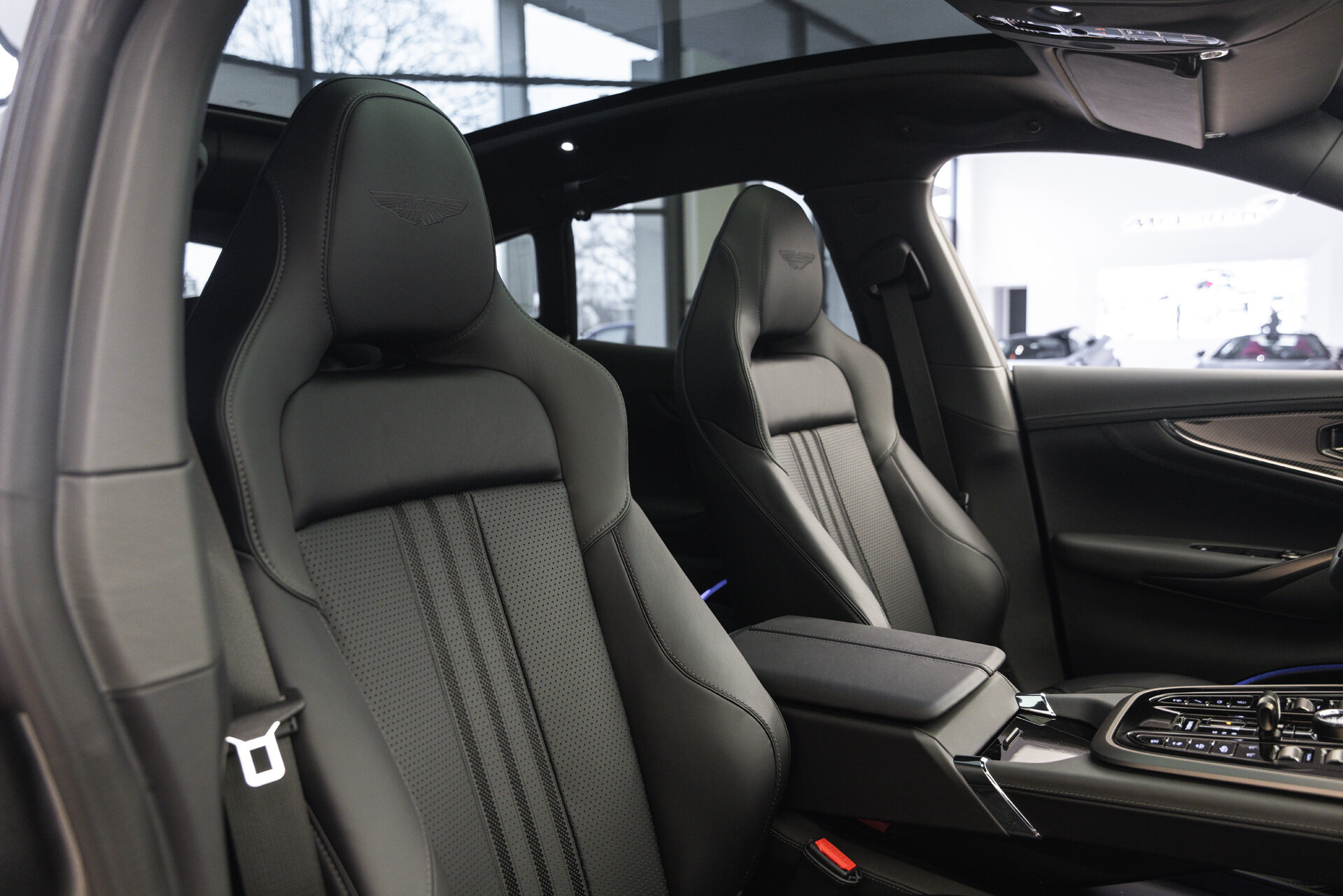 Aston Martin DBX - foto 8