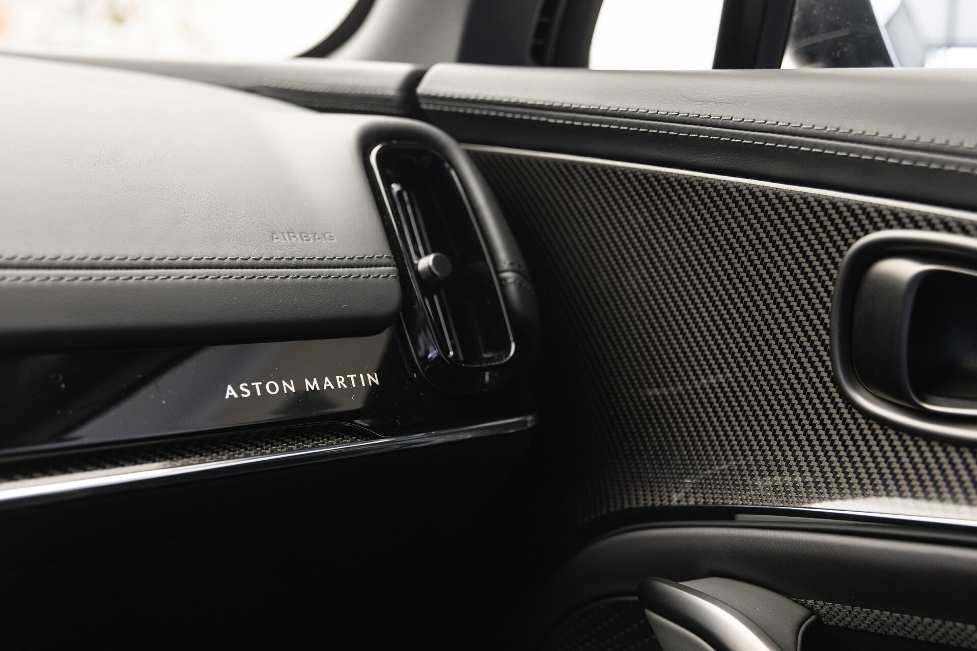 Aston Martin DBX - foto 20