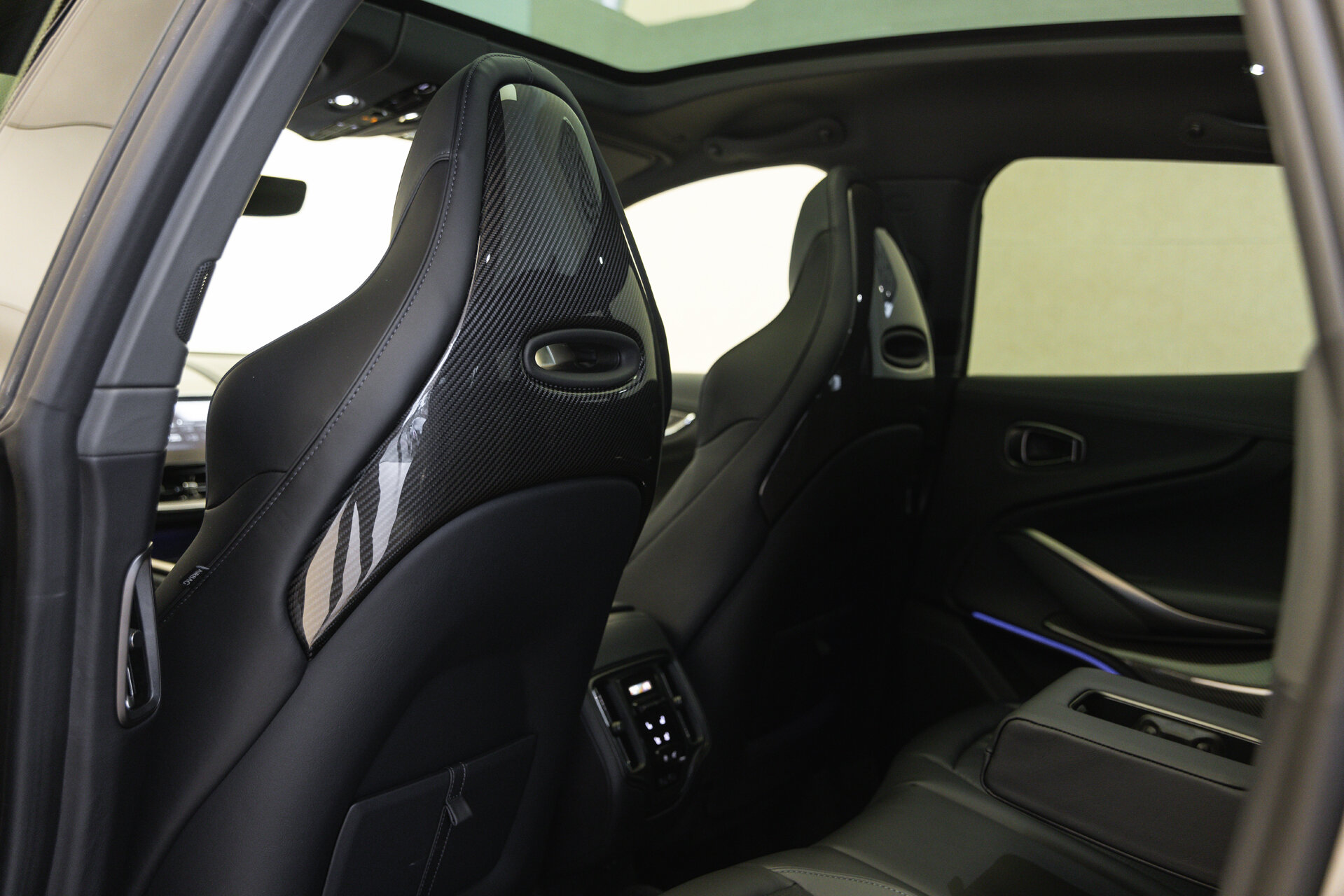 Aston Martin DBX - foto 22