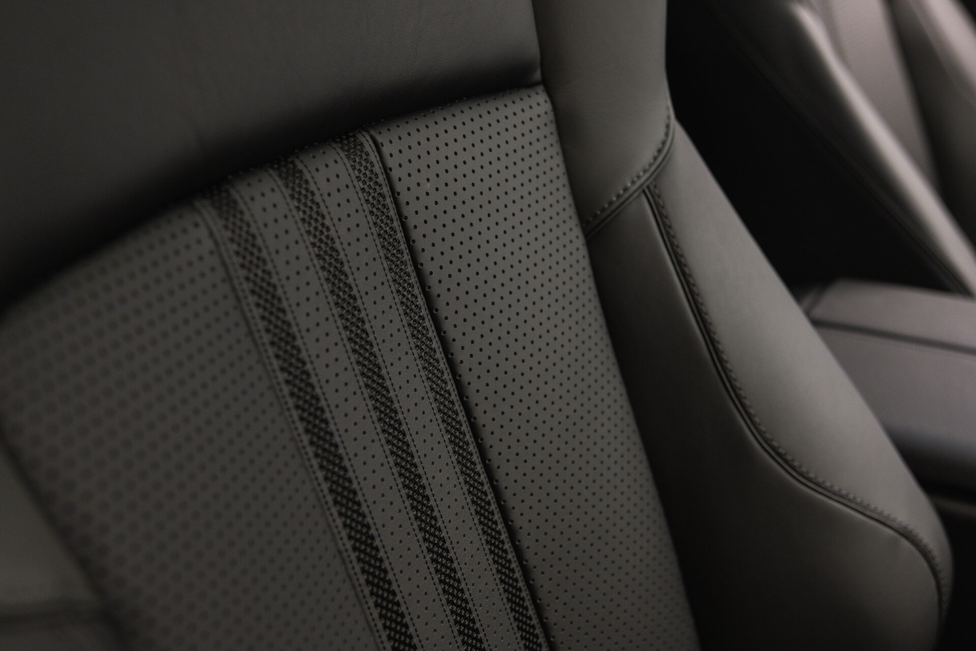 Aston Martin DBX - foto 25