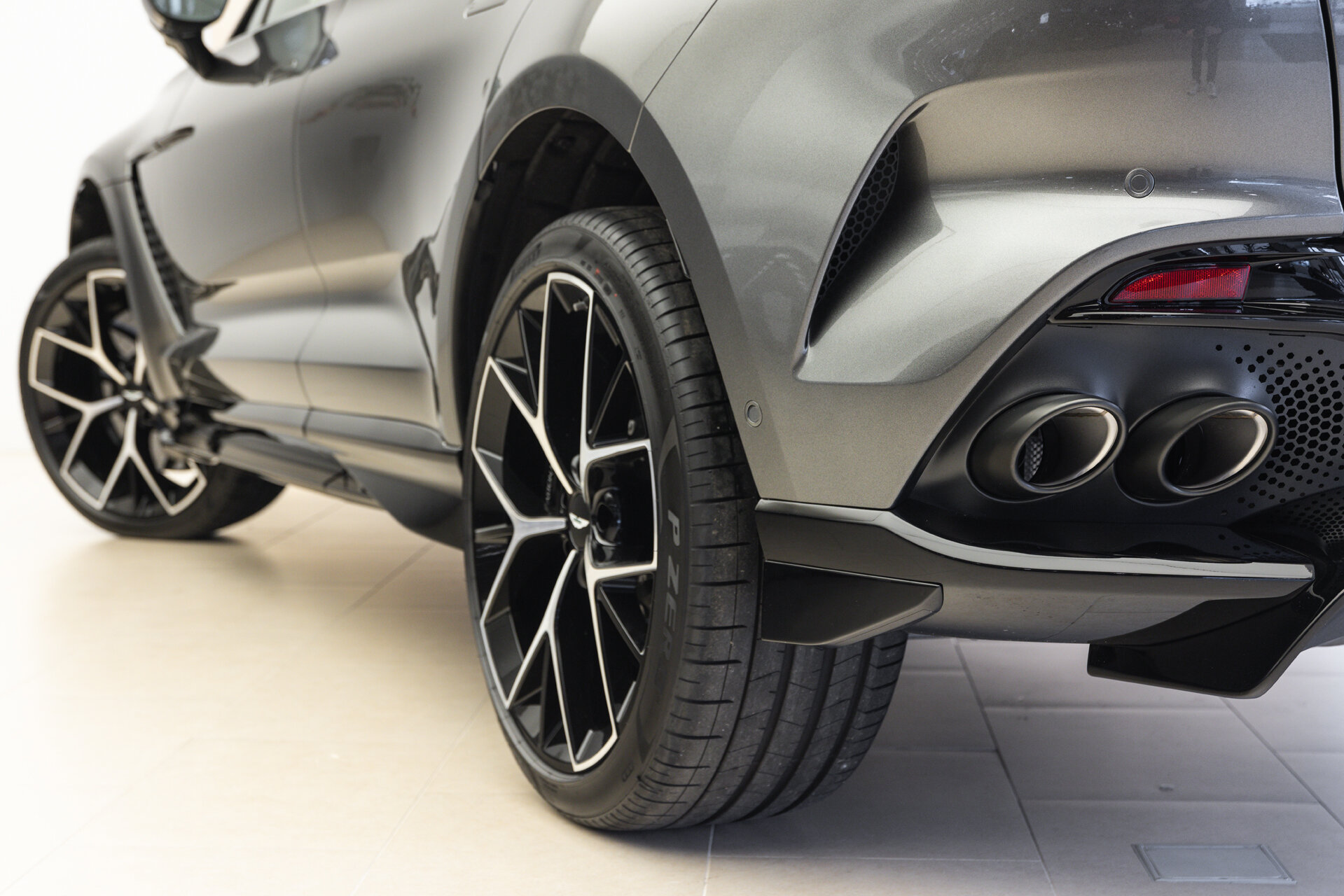 Aston Martin DBX - foto 28