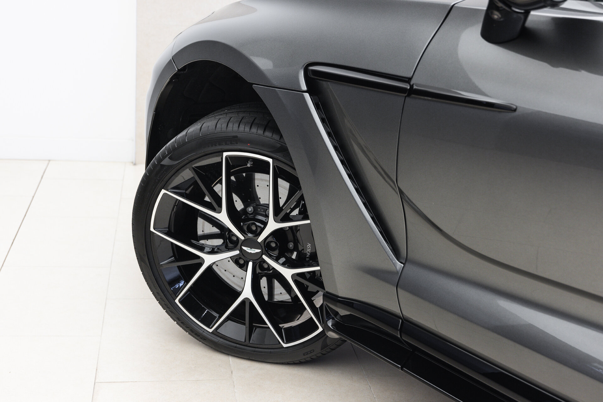 Aston Martin DBX - foto 32