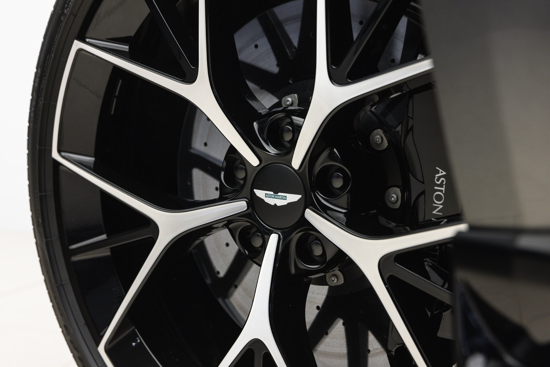 Aston Martin DBX - foto 33