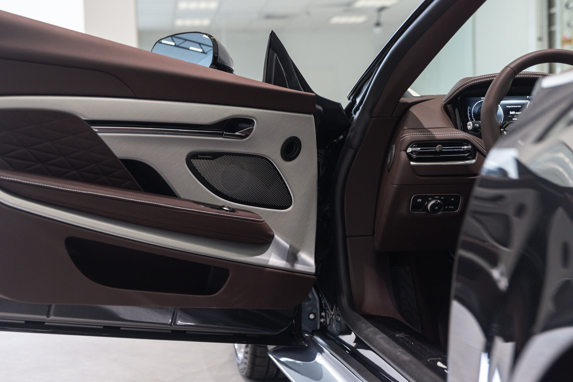 Aston Martin DB12 - foto 9