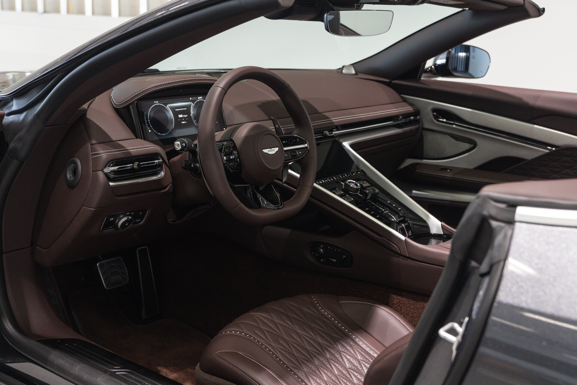 Aston Martin DB12 - foto 10