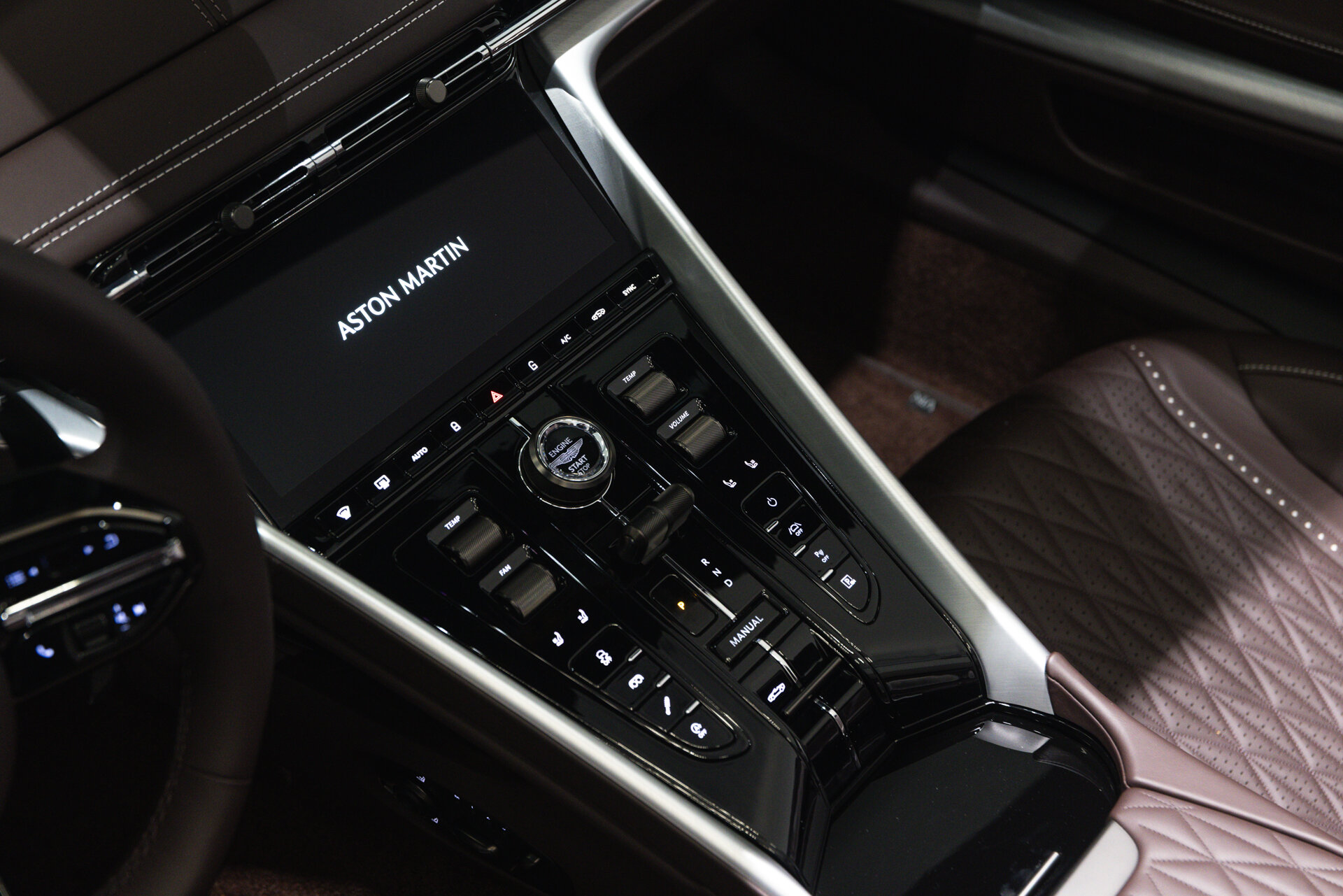 Aston Martin DB12 - foto 11