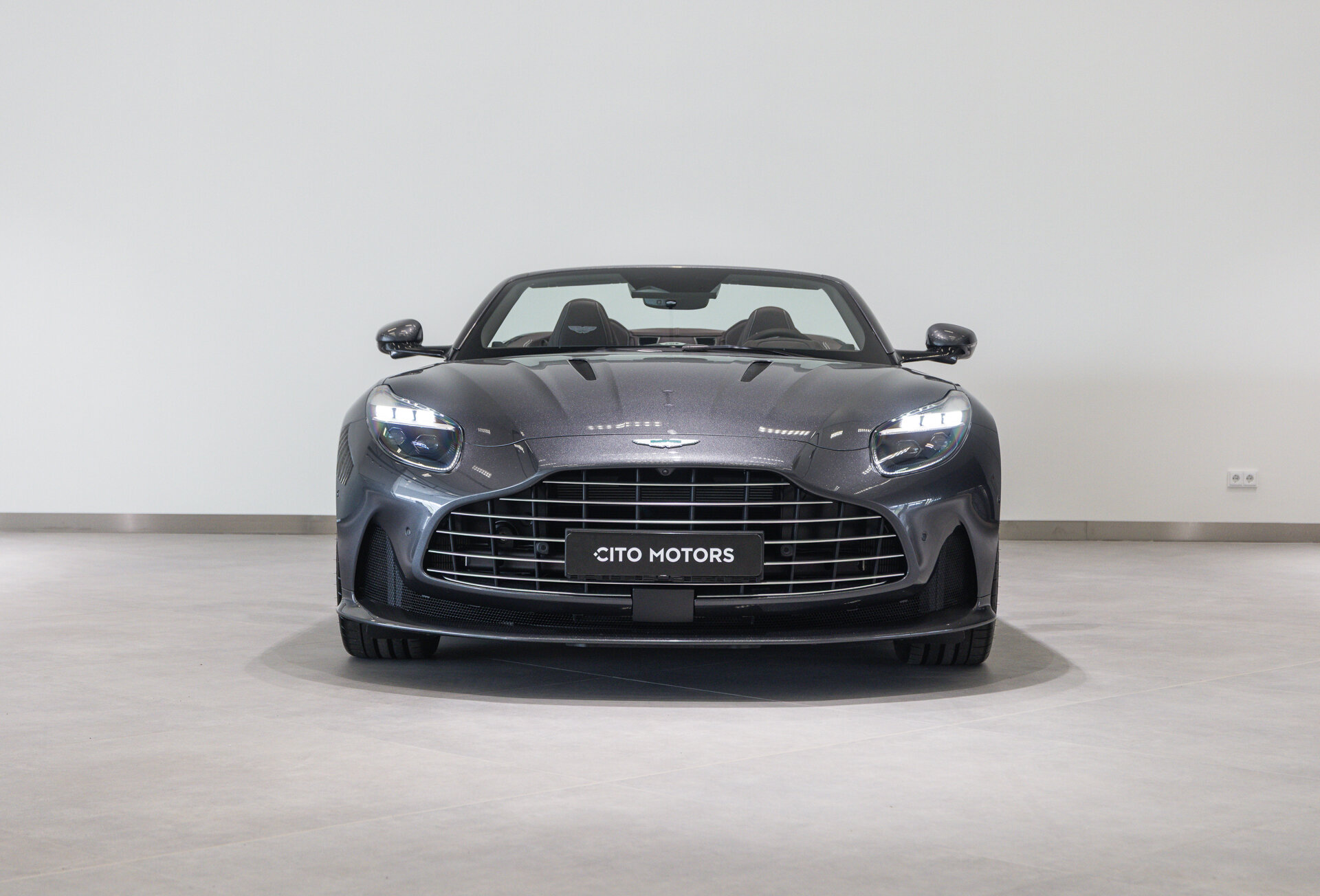 Aston Martin DB12 - foto 12