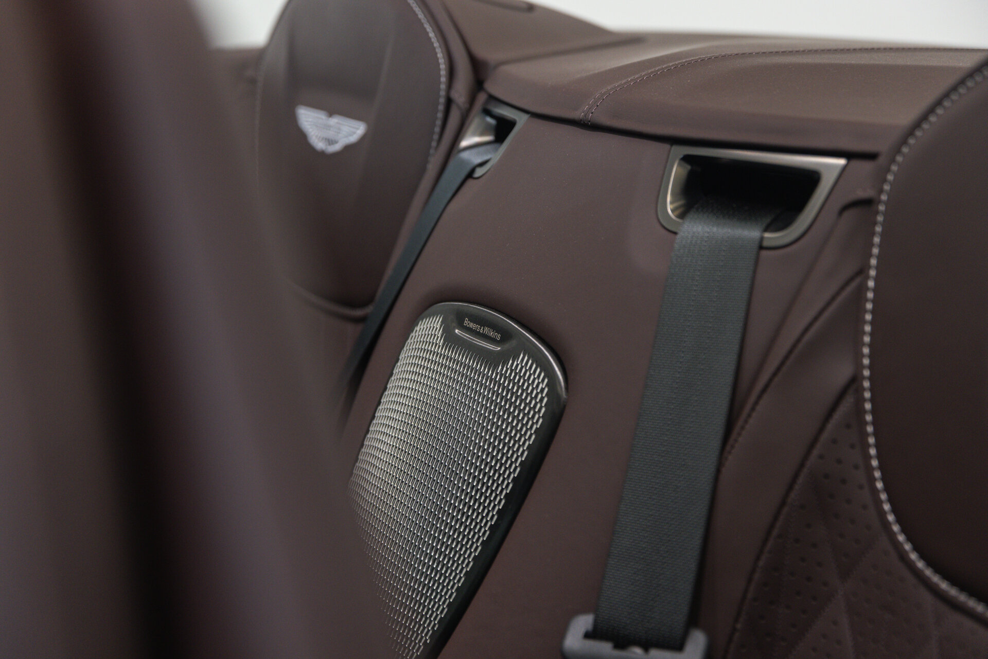 Aston Martin DB12 - foto 13