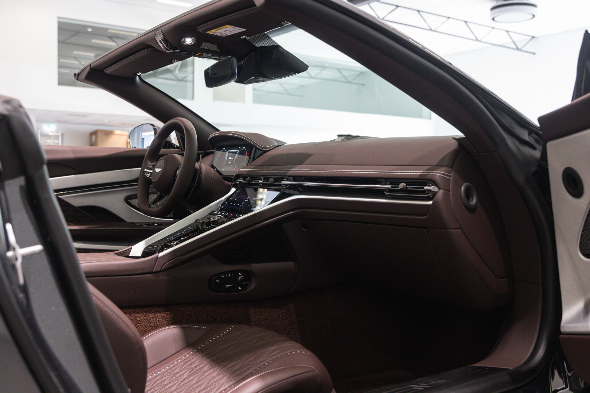 Aston Martin DB12 - foto 14