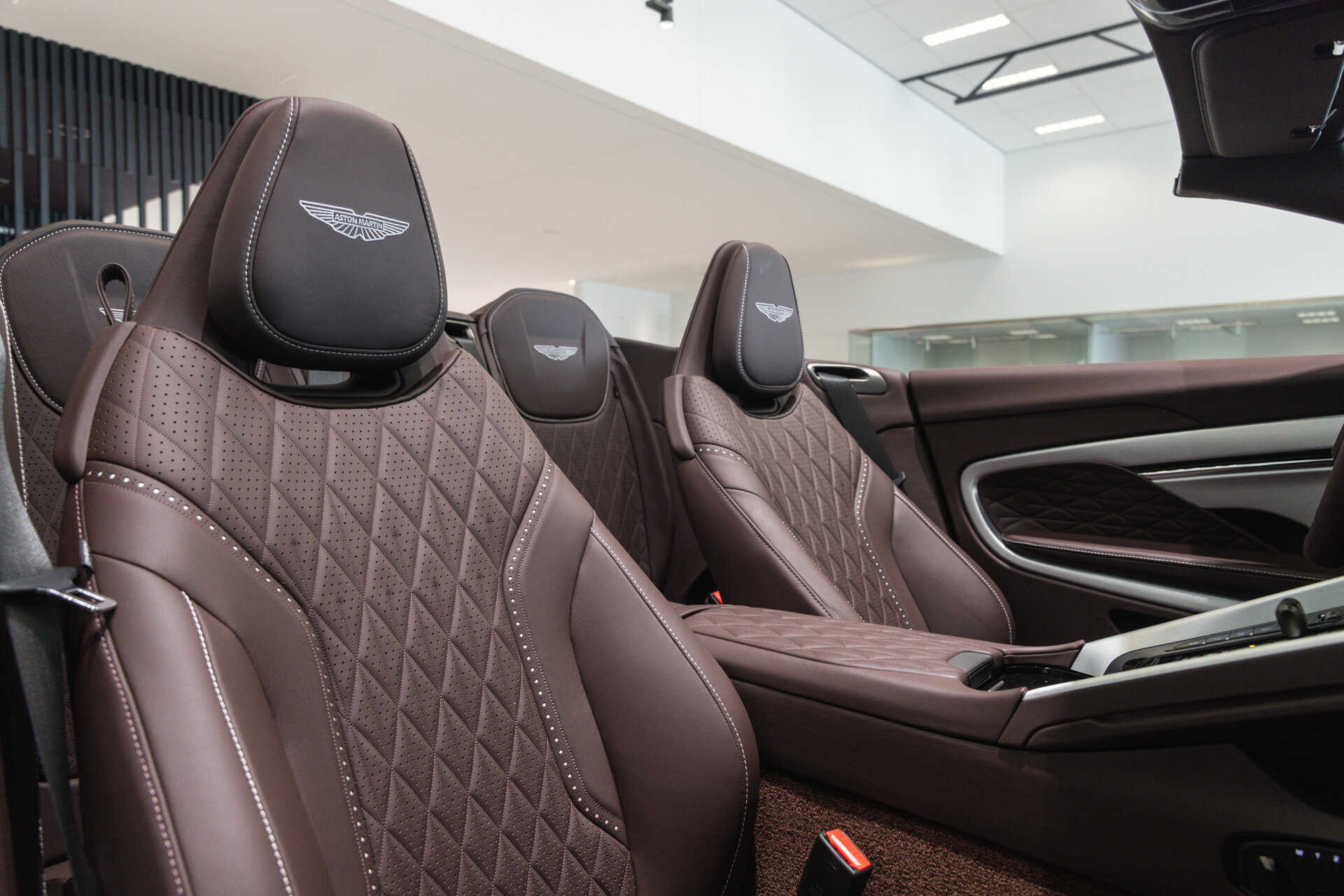 Aston Martin DB12 - foto 15